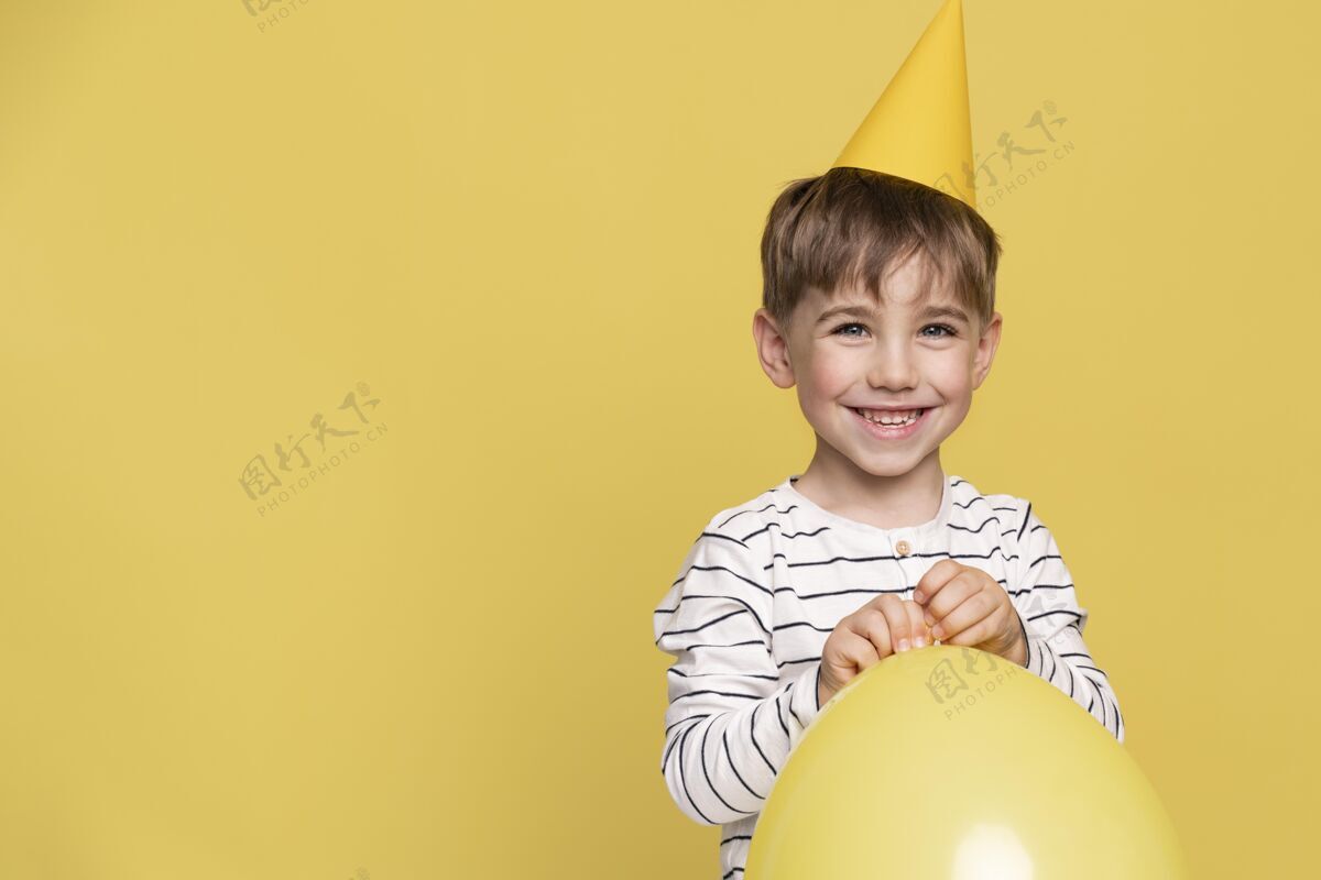 生日聚会笑脸小男孩孤立在黄色快乐孩子男孩