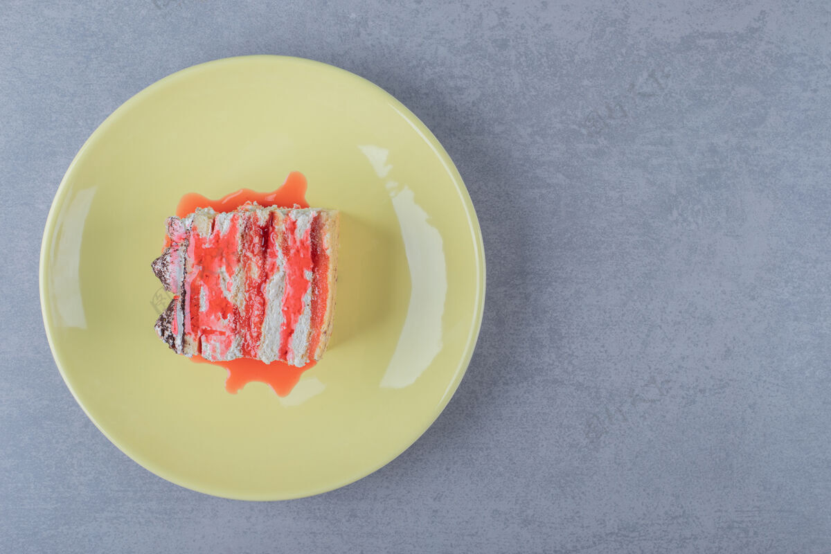 美味美味的自制草莓蛋糕放在黄色盘子里面包房片蛋糕