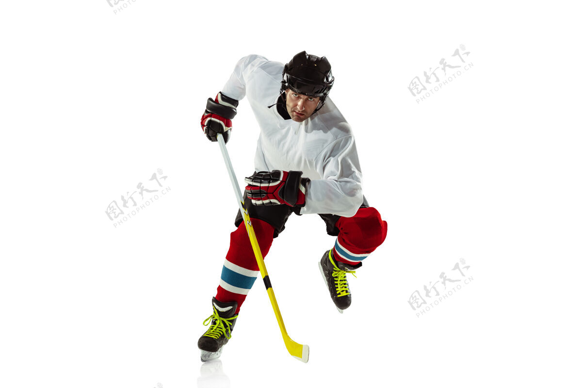 球年轻的男子冰球运动员 戴着冰棍在冰场和白墙上练习运动员戴着器械和头盔练习装备比赛运动服