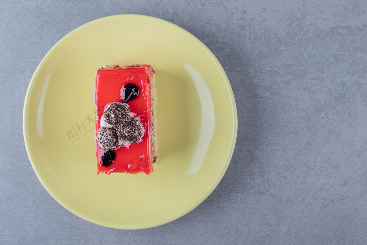食物顶视图新鲜自制草莓蛋糕片奶油卷发派