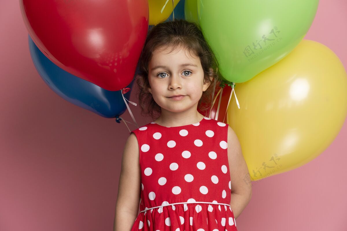 快乐笑眯眯的小女孩穿着红裙子庆祝生日孩子生日年轻