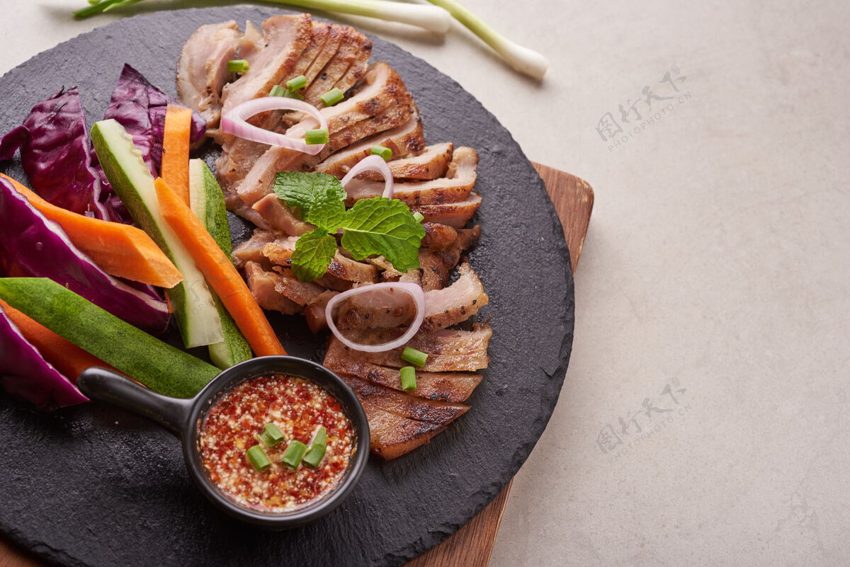 烧烤混合蔬菜和香料的烤牛排自制美味的食物石头表面猪肉牛排配沙拉烤猪肉是泰国最受欢迎的菜肴之一辣蘸烤肉午餐美味颈部