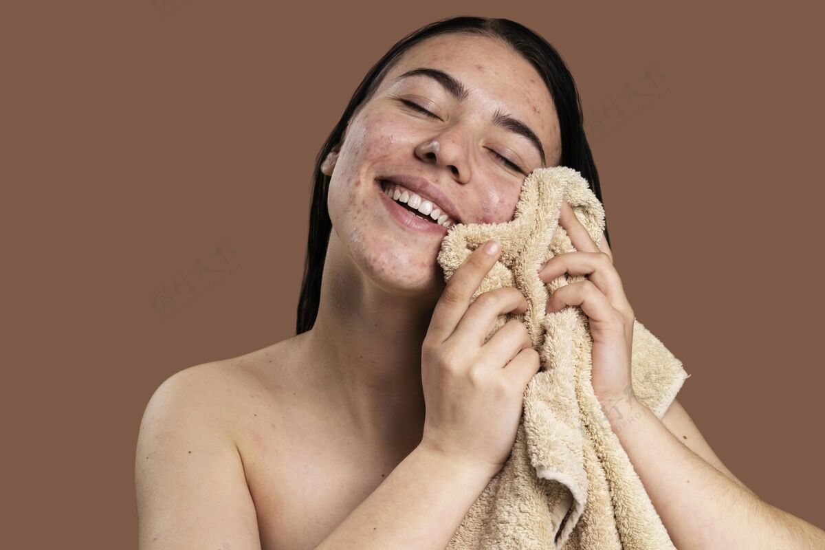 女人笑脸女人自信地展示她的粉刺护理面部青春期