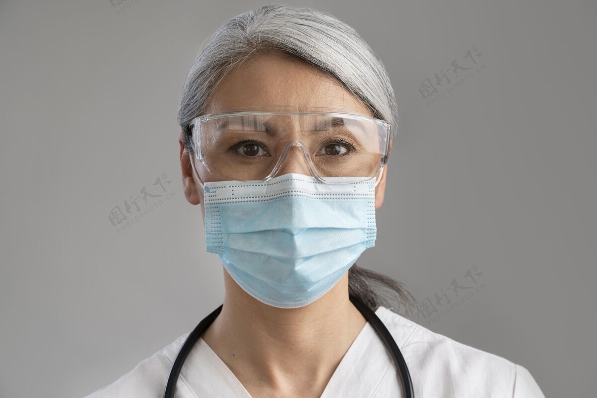 面罩戴着医用面罩的女卫生员画像医生人工作
