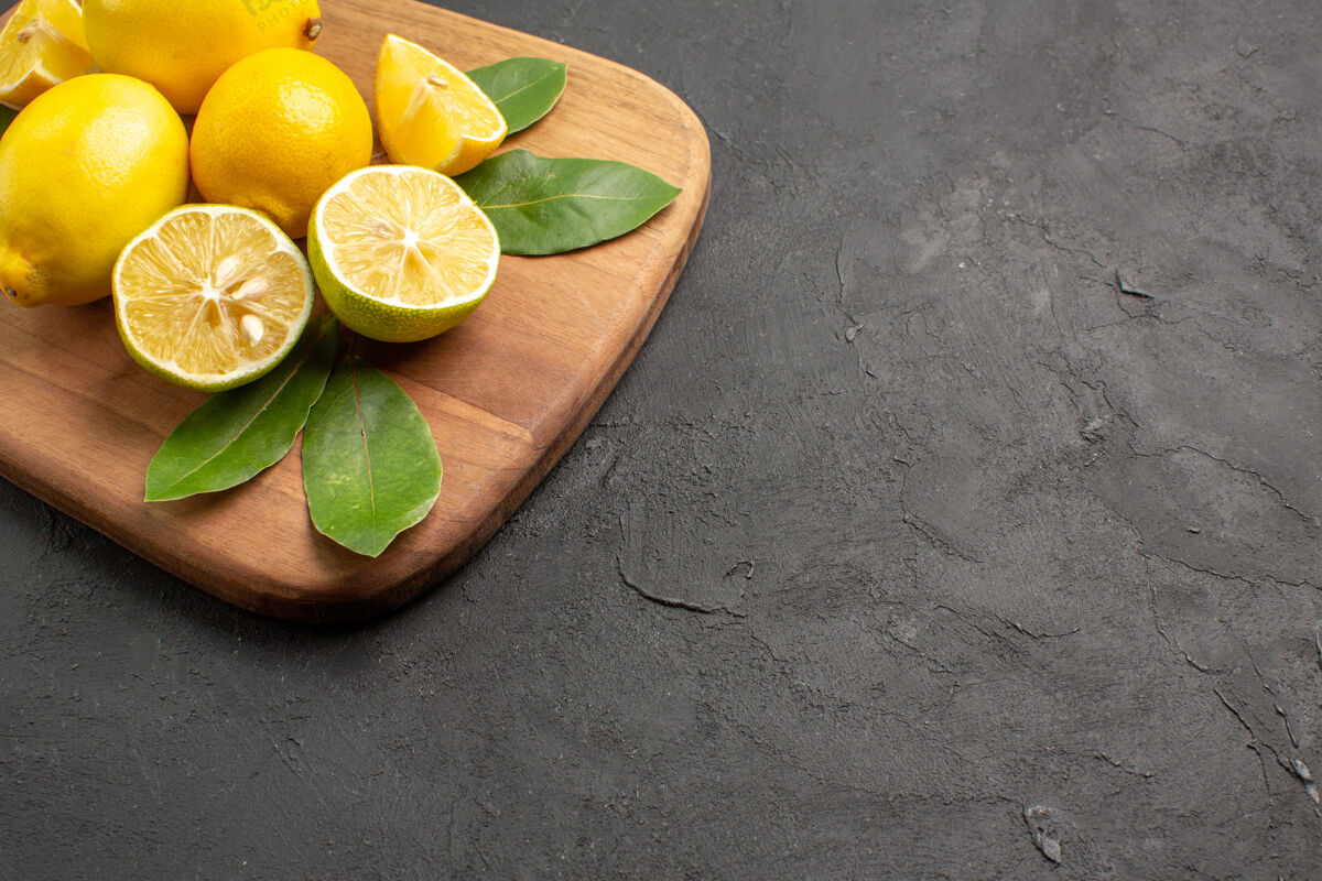 水果前视图新鲜柠檬酸水果在黑暗的背景食物柠檬柑橘