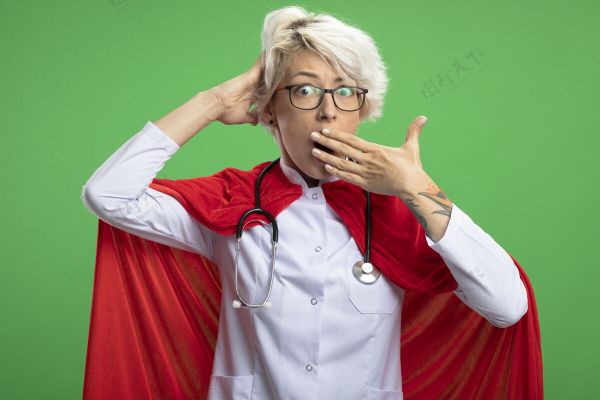 女人一个穿着医生制服 戴着眼镜的红色斗篷和听诊器的震惊的斯拉夫超级英雄披风手光学