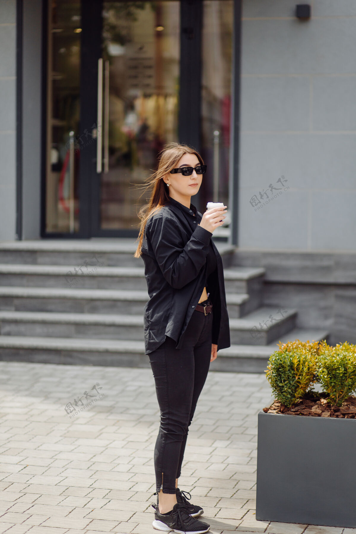 早晨户外生活写真迷人的黑发女孩喝咖啡 走在城市街道上女性时尚街道