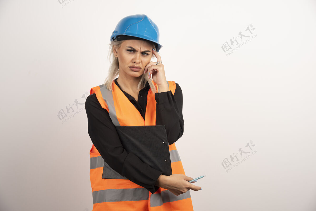 工人女工业工人拿着白色背景的剪贴板高质量的照片站安全帽女性