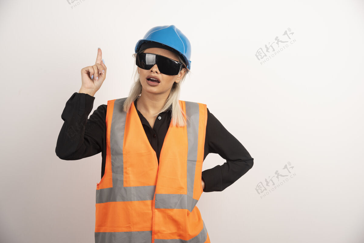 女士女建设者举起手指摆姿势高质量的照片人类头盔安全帽