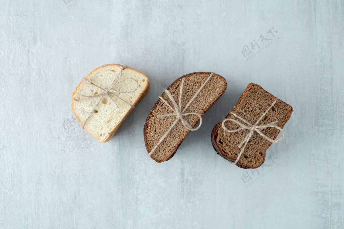 小麦各种各样的面包片用绳子捆起来白面包美味新鲜