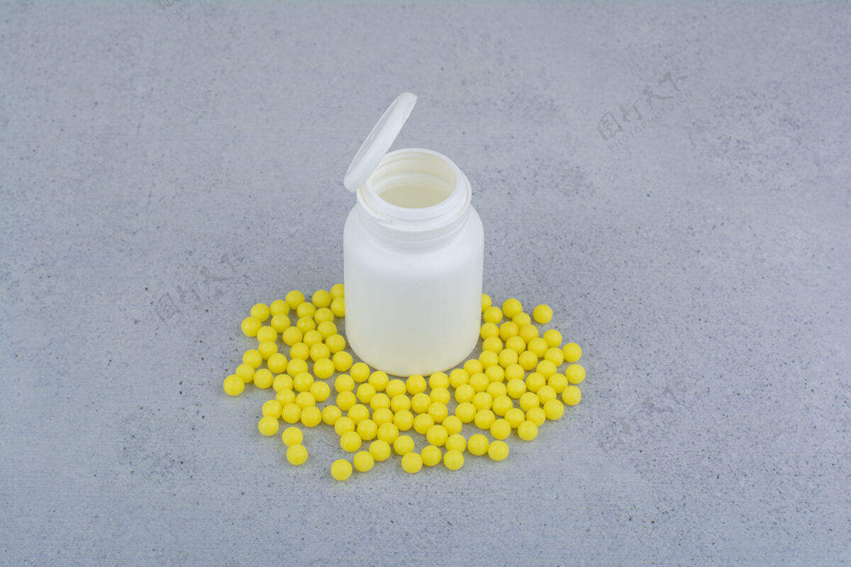 药物药丸和白色的空塑料容器药片药品药片