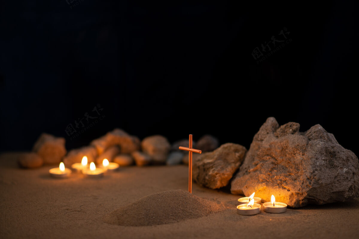 黑暗用石头点燃蜡烛 在沙滩上安葬一个小小的坟墓 以此来纪念死亡的葬礼葬礼石头坟墓