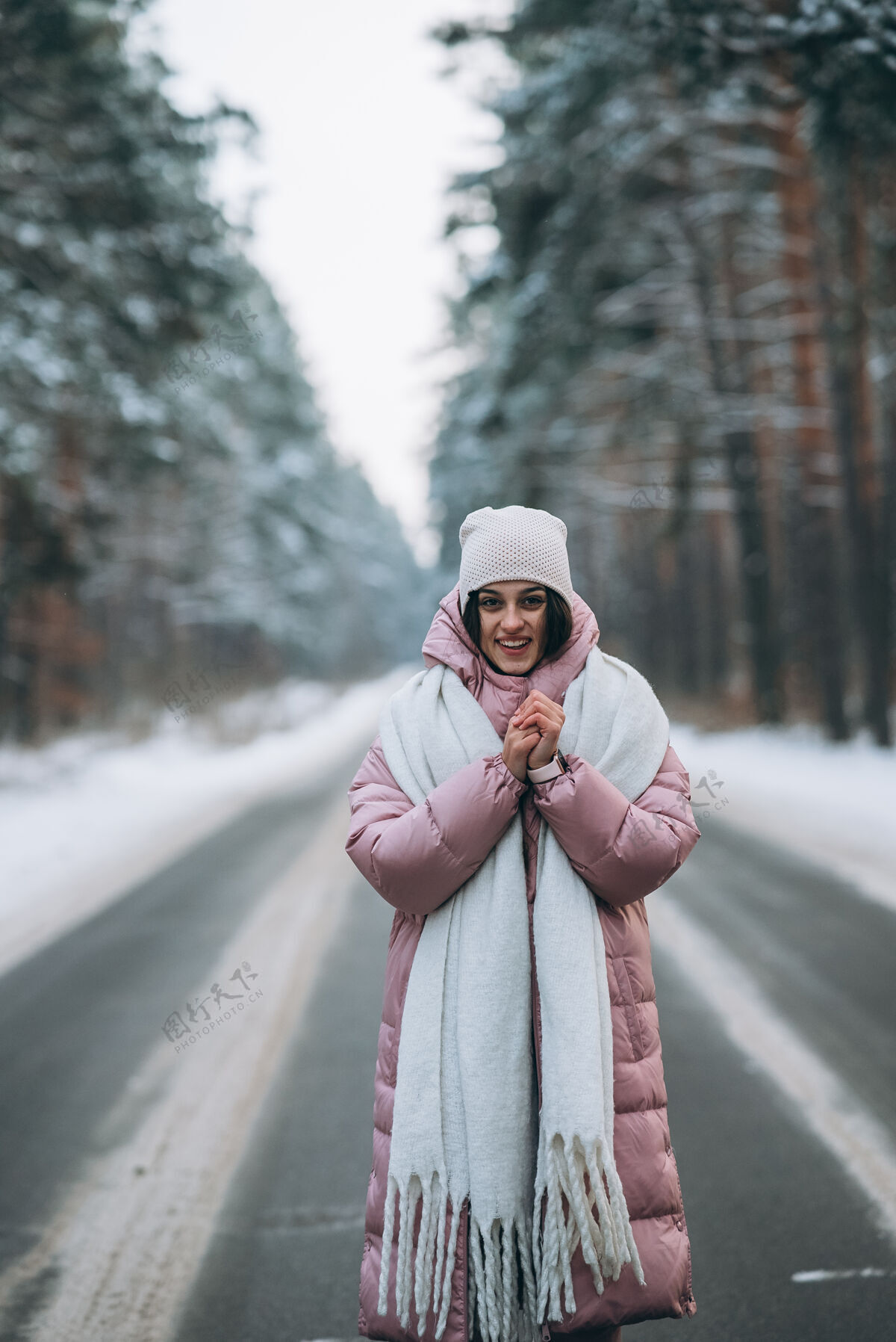女人一个美丽的白人妇女在雪林中的画像寒冷季节下雪