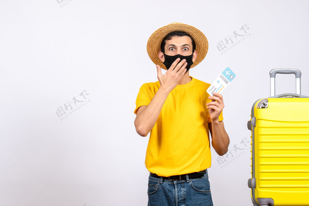 抱着正面图戴草帽的大眼睛年轻人站在拿着旅行票的黄色手提箱旁头饰男人旅行