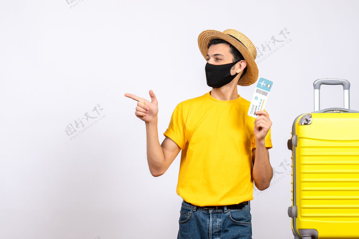 票正面图：戴着草帽和面具的年轻人站在黄色手提箱旁 拿着旅行票指着左边男人大人风景