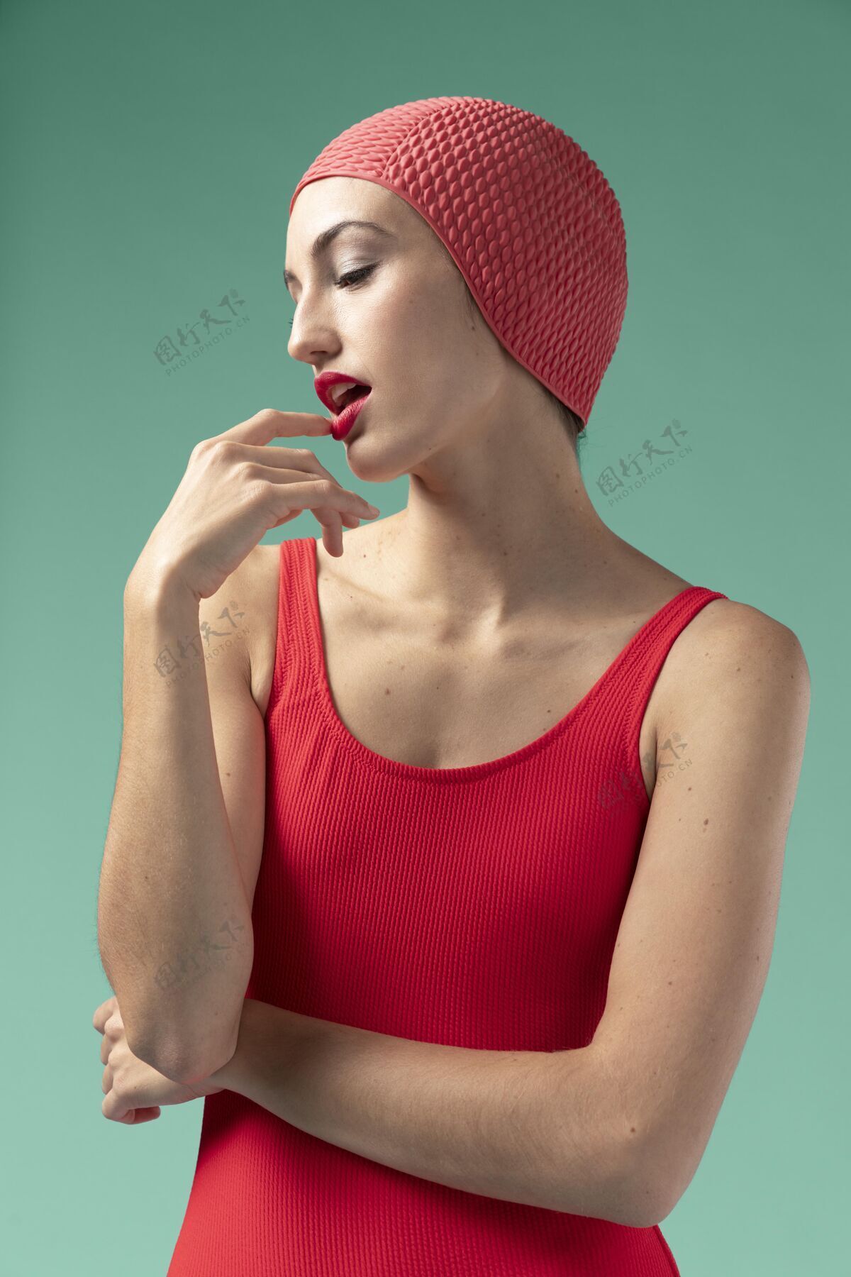 模特穿红色泳衣的年轻女子泳装海滩姿势