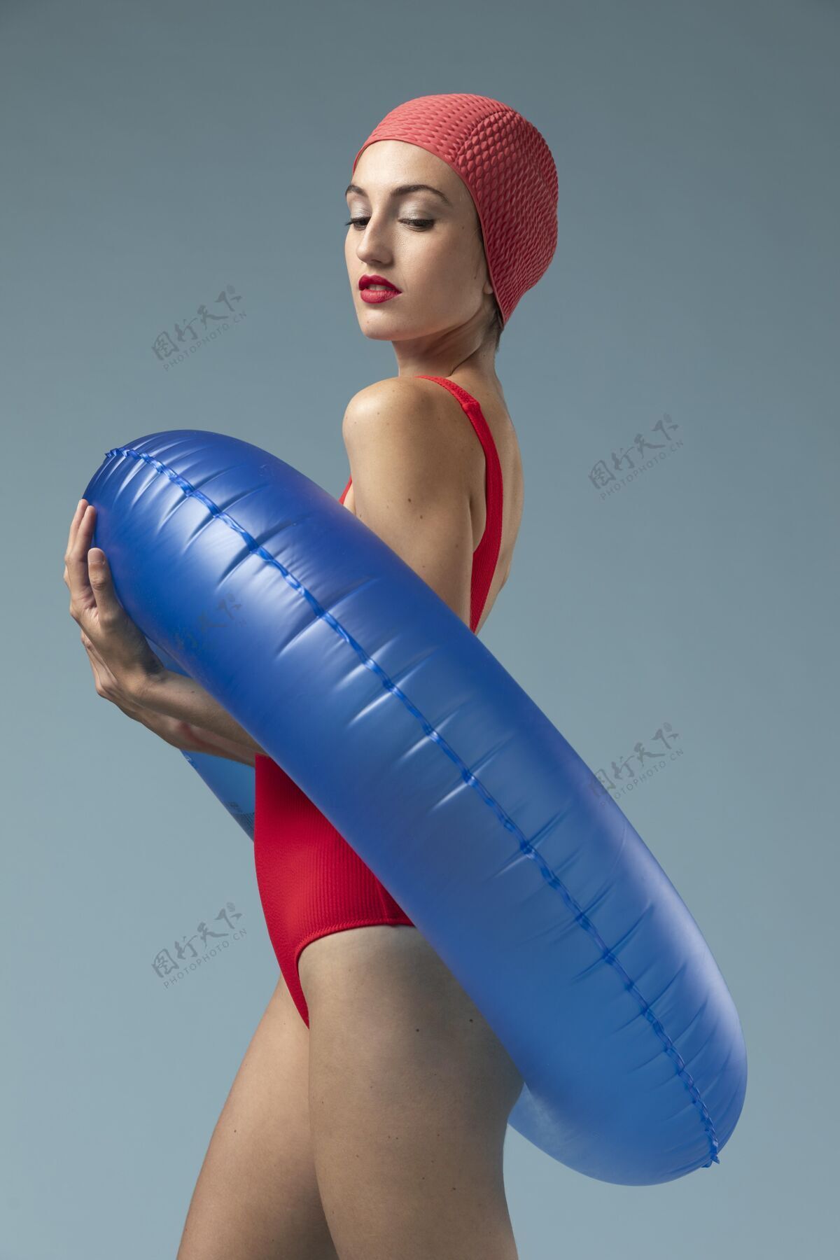泳装穿着红色泳衣和游泳圈的年轻女子身体时尚女士