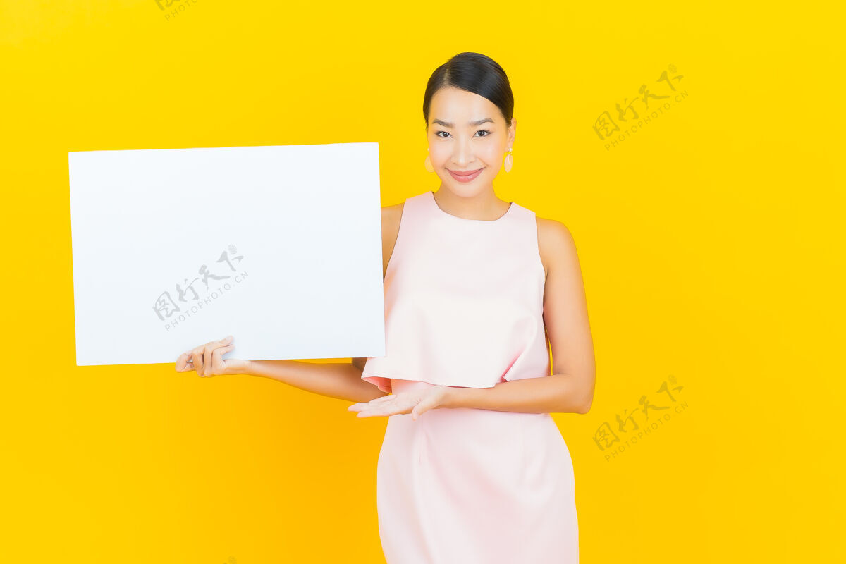 成人用黄色的白色广告牌描绘美丽的亚洲年轻女子脸女士模特