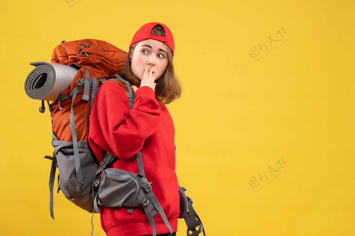 背包正面图：带着背包的女旅行者盯着什么东西前面成人帽子