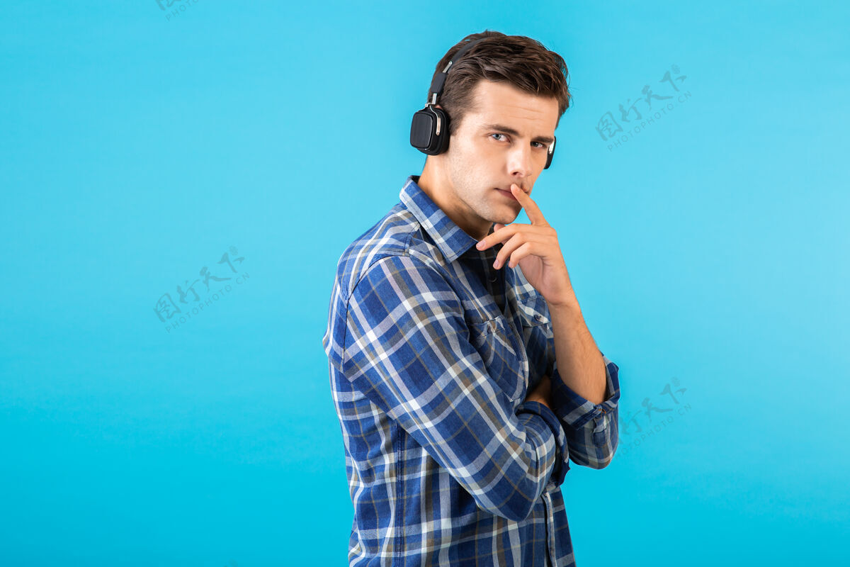 乐趣坐在蓝色耳机上听音乐的男人的画像耳机聚会欢乐