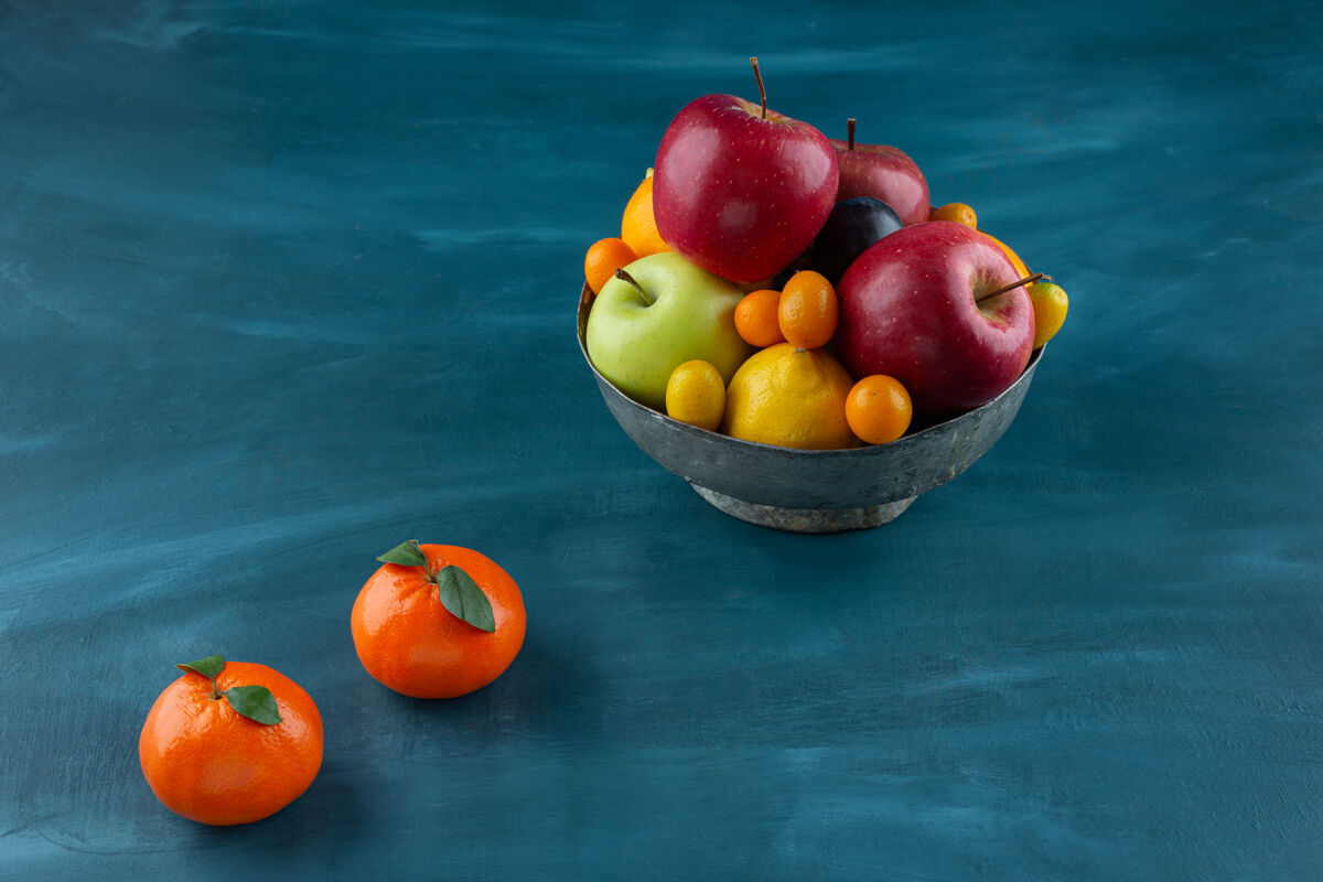 热带一碗各种新鲜水果放在蓝色的表面上新鲜美味成熟