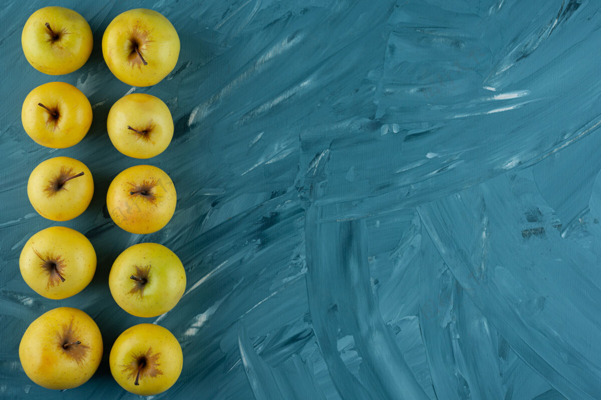 有机一套新鲜的黄色水果放在蓝色的背景上健康黄色整个