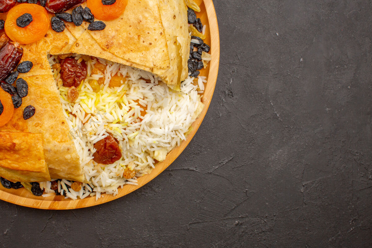 午餐在深灰色的表面上俯瞰着美味的沙赫普洛夫葡萄干和干杏子面团干的奶酪