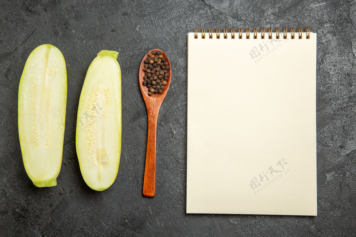 蔬菜顶视图新鲜南瓜与记事本上的灰色表面食物熟食厨房