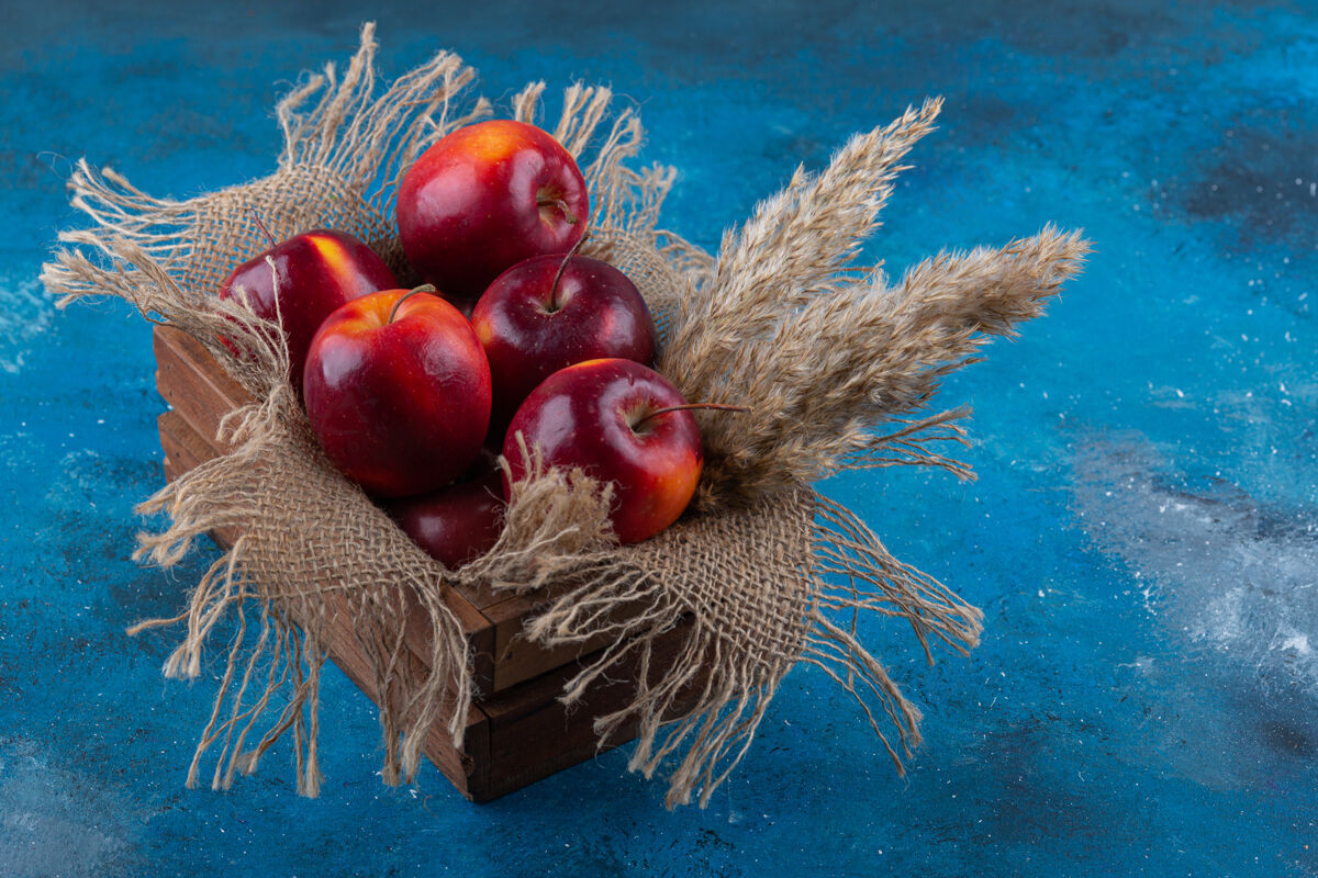 水果美味的红光苹果放在木箱里新鲜生的闪亮