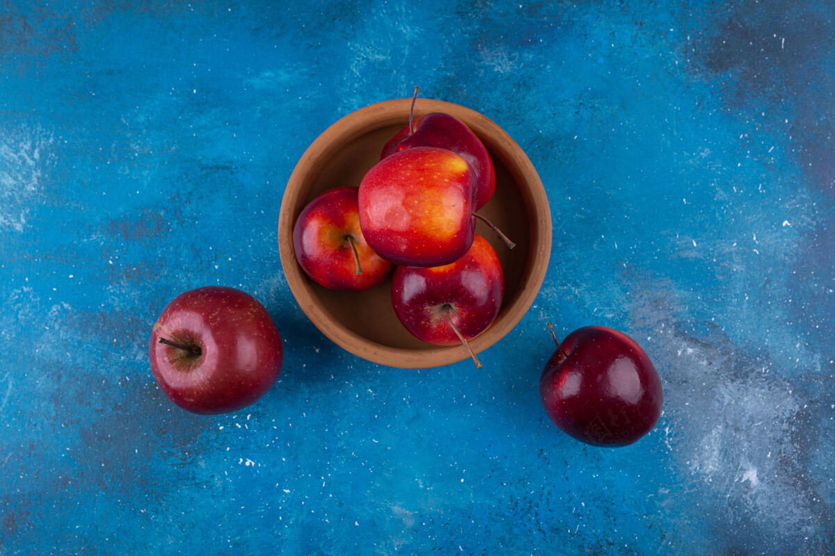 食物美味的红苹果放在蓝色的桌子上闪亮成熟健康