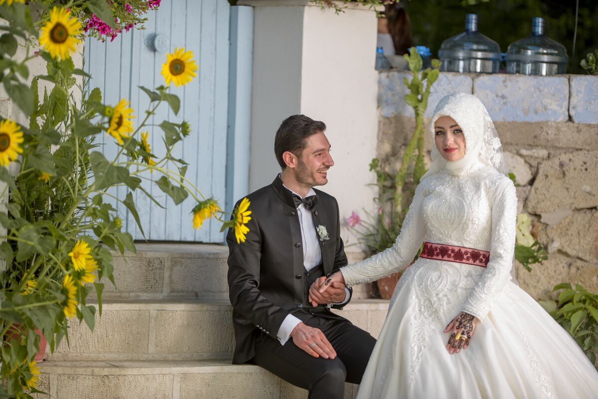 爱年轻的穆斯林新郎新娘婚纱照男人微笑美女