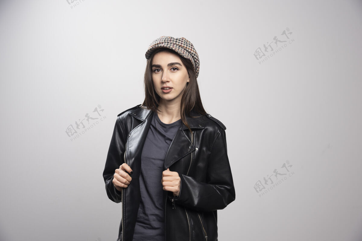年轻穿着黑色皮夹克和帽子的年轻女子女性成人女孩