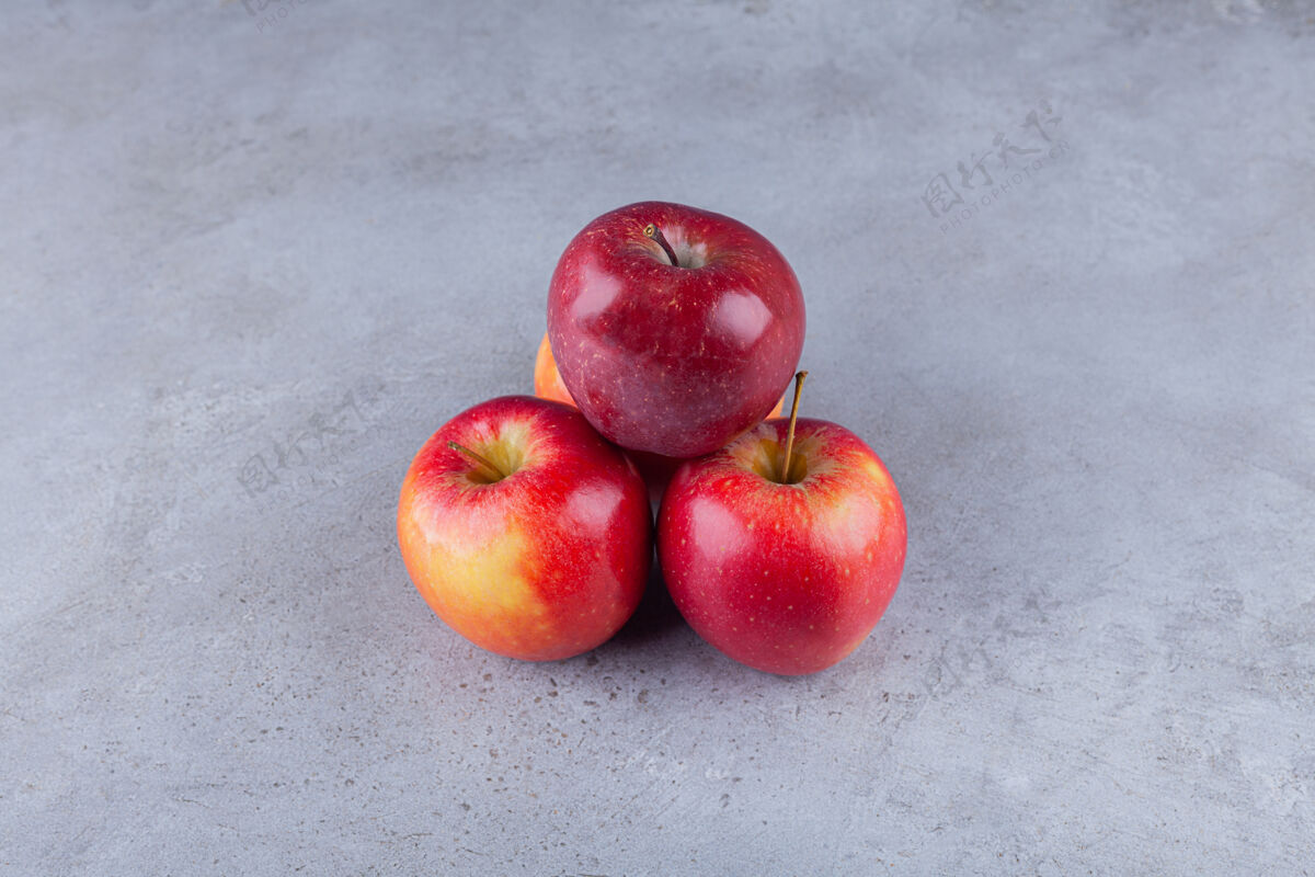 美味红色成熟的苹果水果放在石桌上水果食物苹果