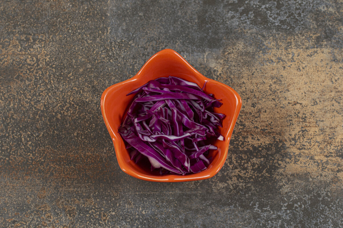 堆橘子碗紫菜丝烹饪卷心菜切片