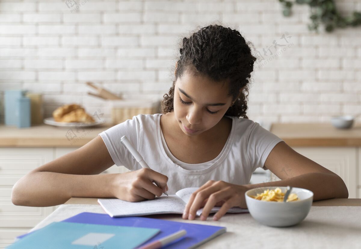 房子吃早饭时做作业的女孩孩子女孩室内