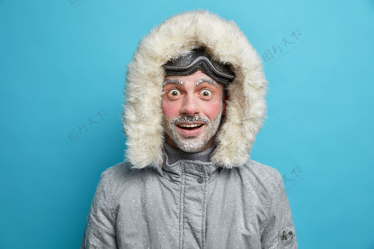 人情绪震惊开朗的男人穿着冬天的夹克 满脸通红 简直不敢相信惊天动地的消息护目镜白种人姿势