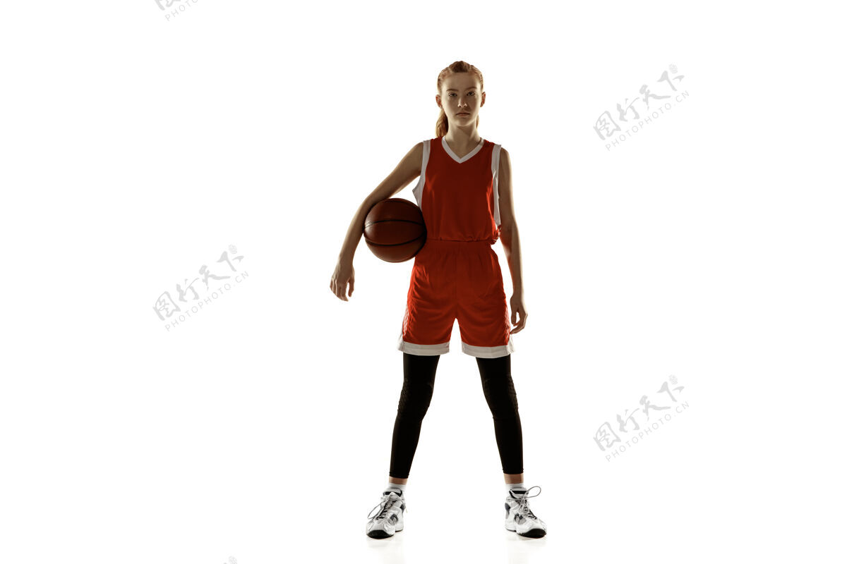能量年轻的白人女子篮球运动员 在白色背景下摆出自信孤立的姿势红发运动女孩运动的概念 运动 活力和活力 健康的生活方式训练 练习篮筐女子运动
