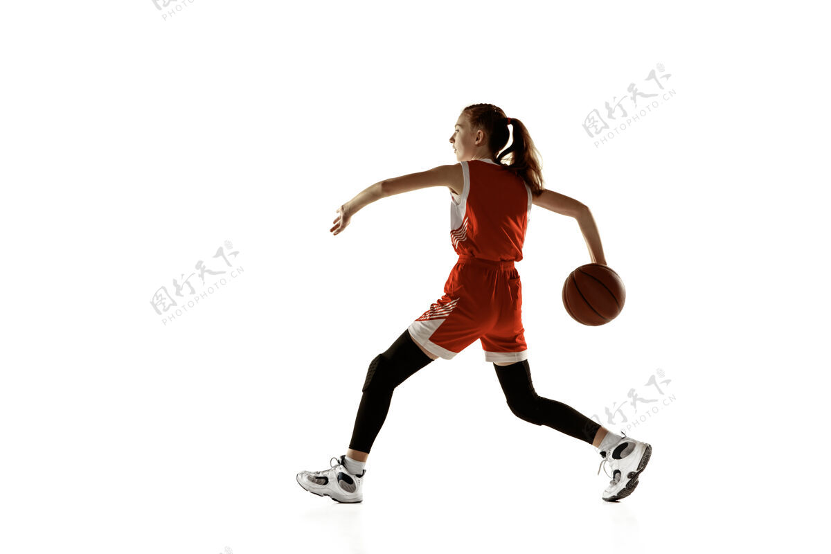 女子年轻的白人女子篮球运动员在行动 运动在运行孤立的白色背景红发运动女孩运动的概念 运动 活力和动态 健康的生活方式训练身体运动强壮