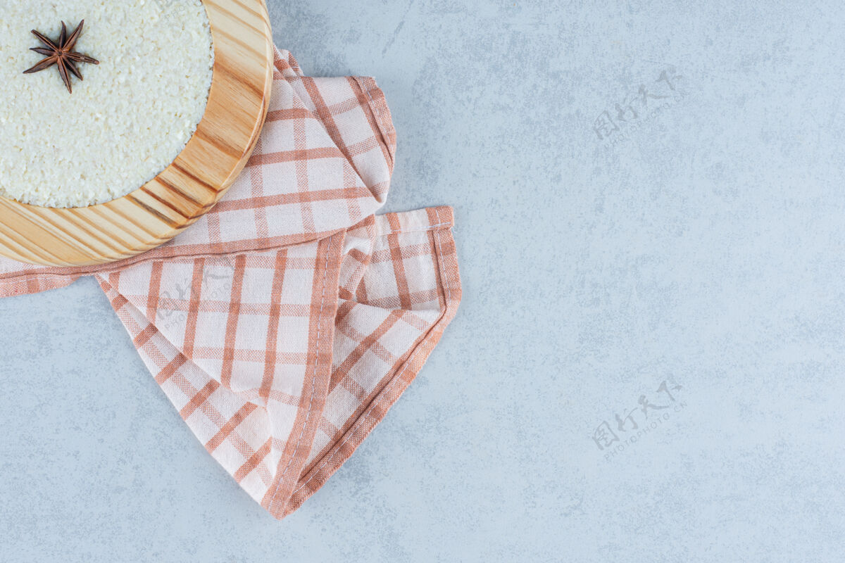 燕麦肉桂燕麦粥放在木板上 毛巾放在大理石上美味营养粥