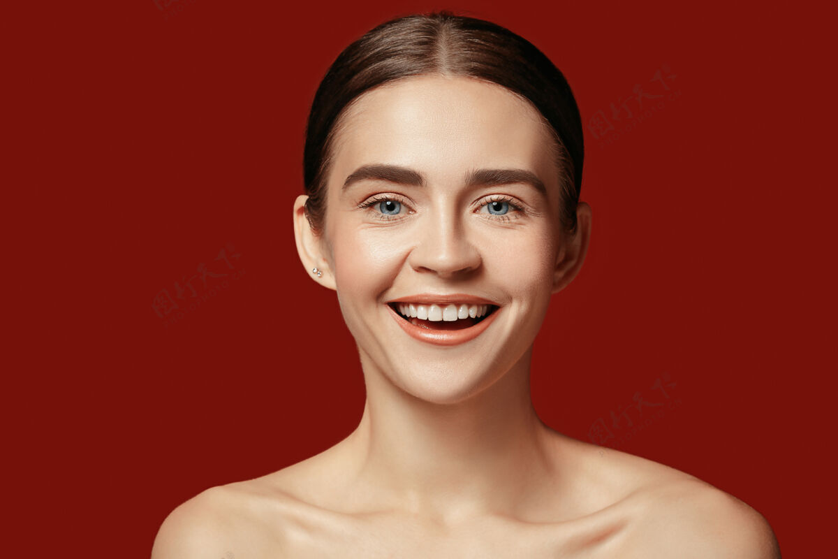 自然一张美丽的女性脸完美而干净的皮肤 年轻的白人妇女在红色工作室的背景下清晰女性深棕色