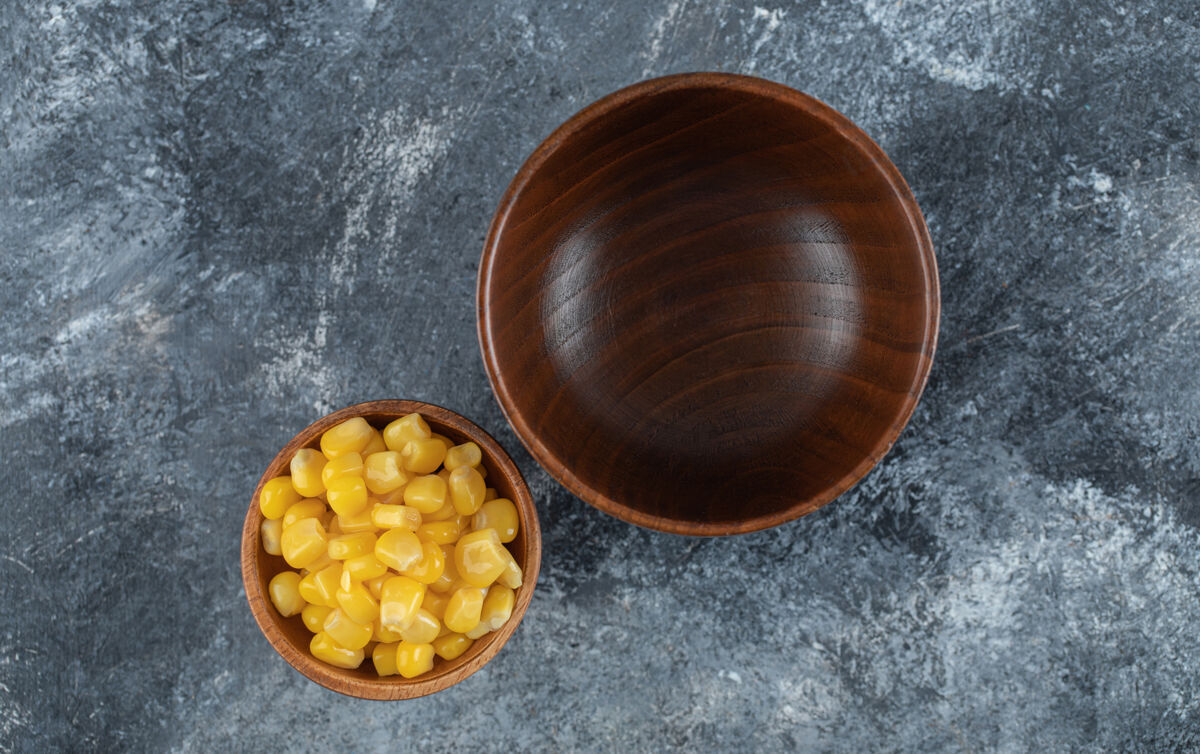 谷类一个空木碗 里面有一小碗爆米花种子整的顶视图自然