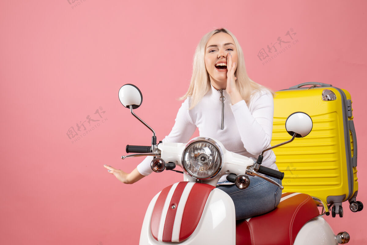 摩托车前视：骑着轻便摩托车的快乐小姐喊叫微笑坐