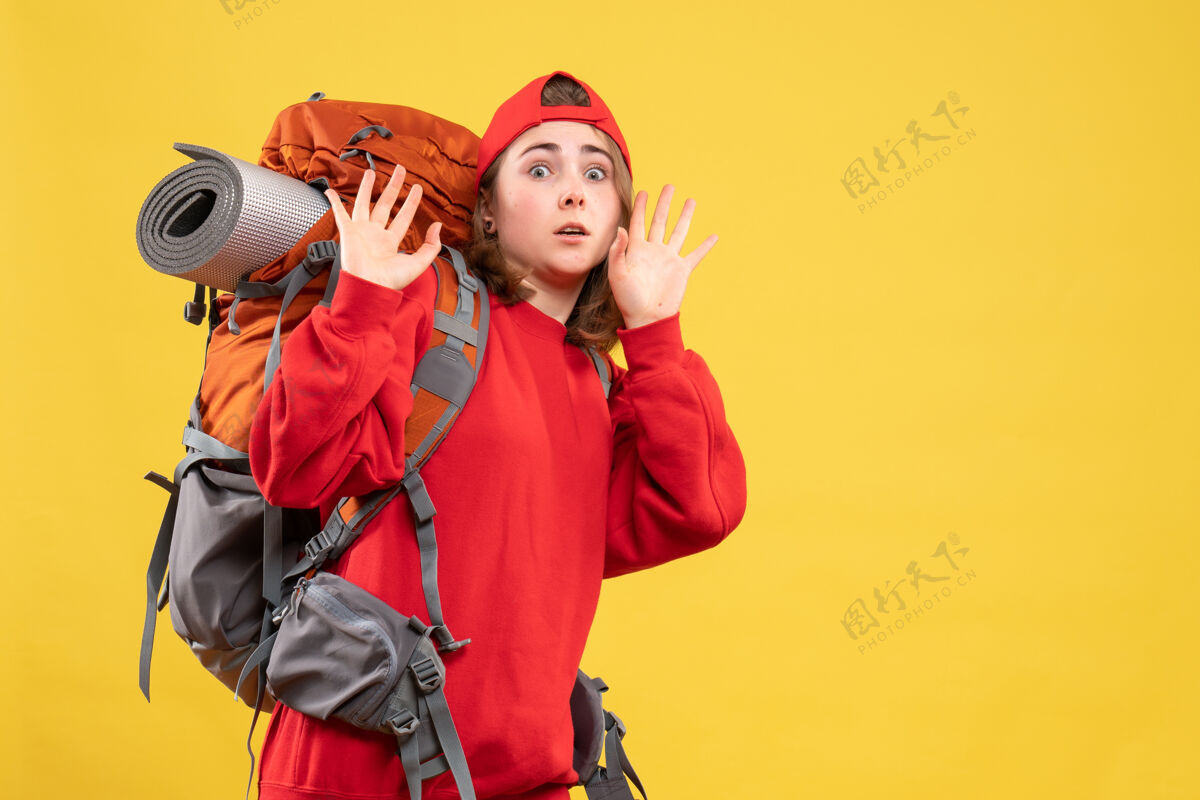 前面正面图是一个穿着红色背包的吓坏了的女旅行者成人人肖像