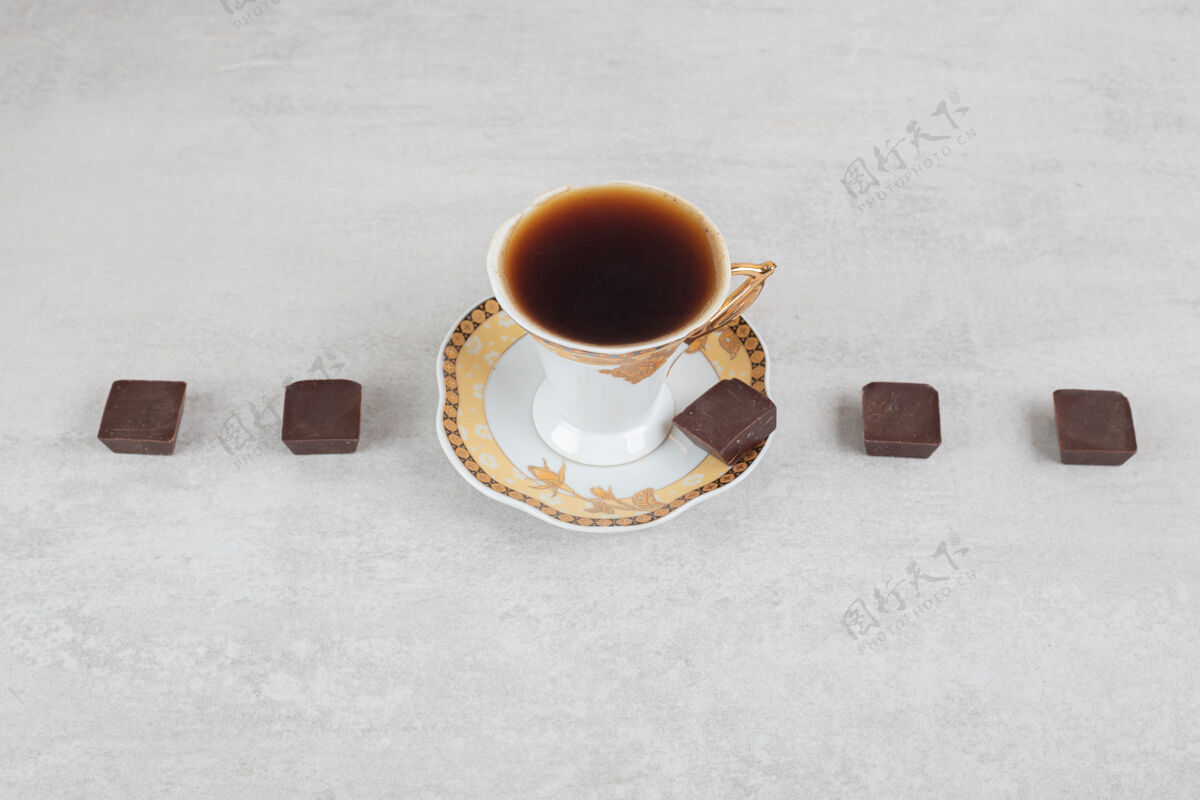 美味一杯在大理石表面加巧克力的浓缩咖啡美味杯子配料