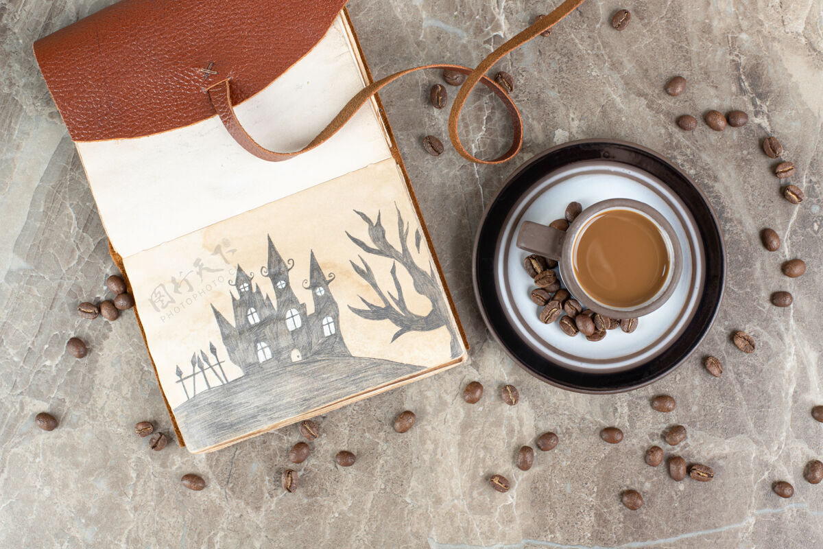 美味咖啡杯 咖啡豆和笔记本放在大理石表面美味营养咖啡因