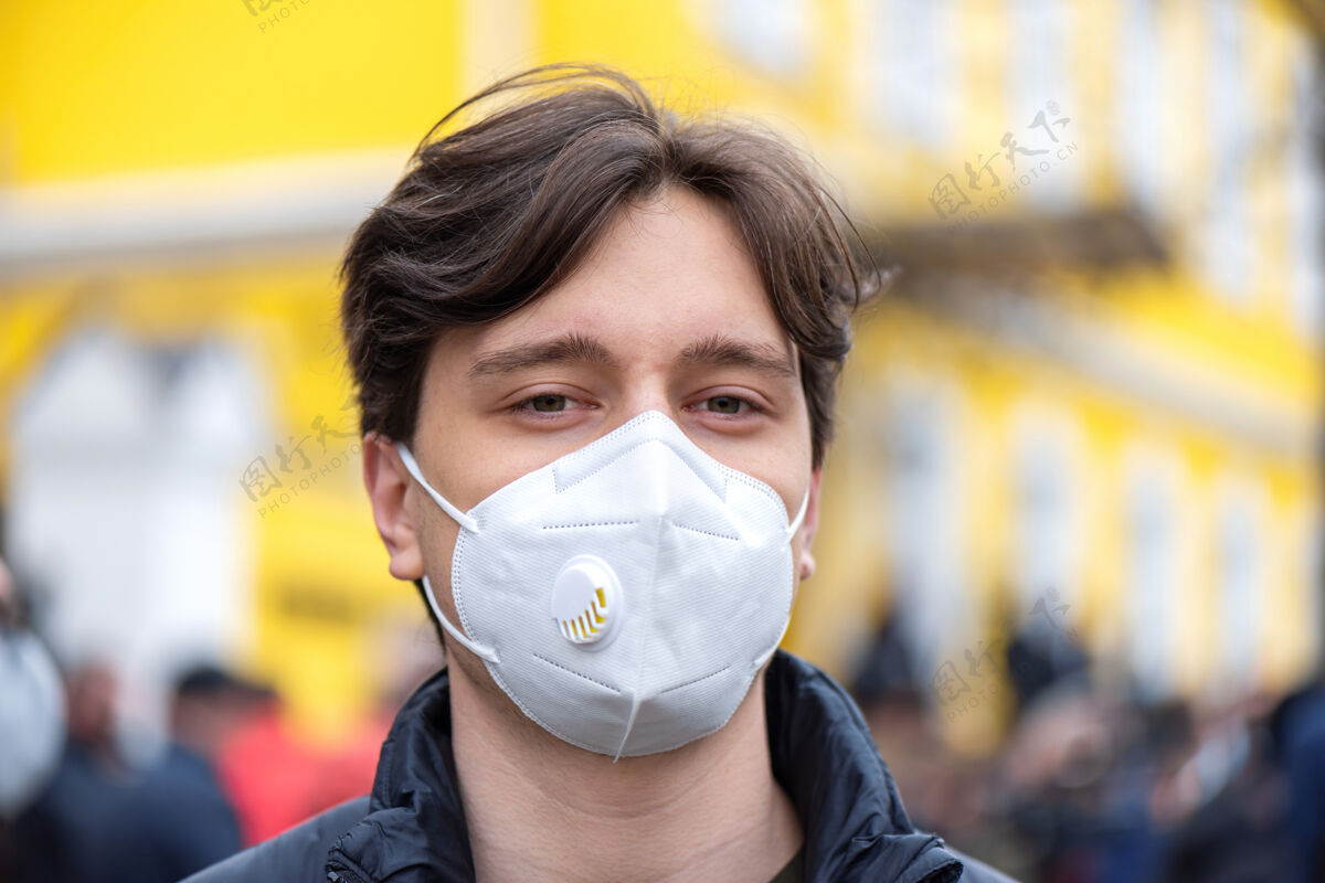 标语一个戴着医学面具的年轻人的肖像 在基希讷乌宪法法院大楼前抗议临时选举的人们 摩尔多瓦抗议人民欺骗