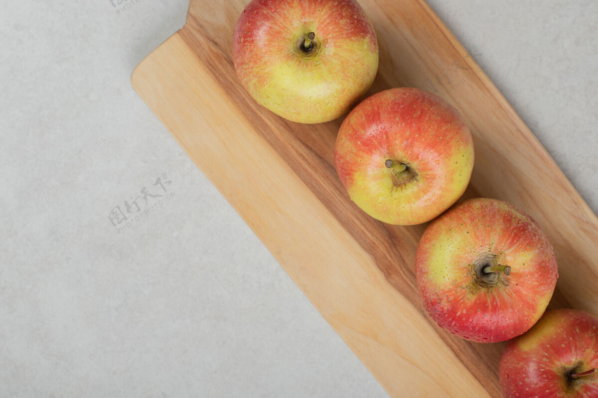 可口整个红苹果放在木板上新鲜营养配料