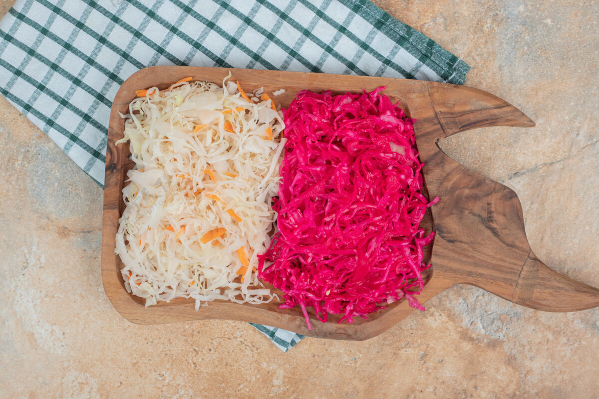 沙拉红白泡菜在木板上泡菜切丝的美味