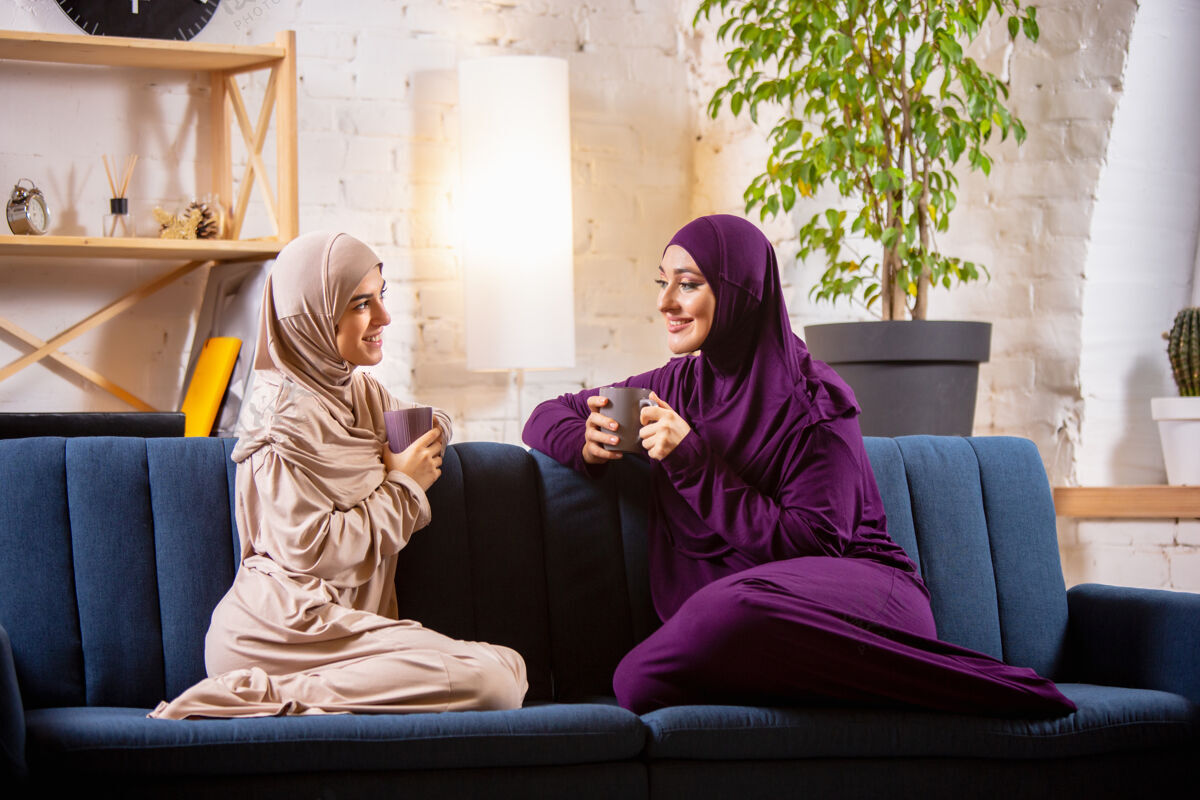 美女快乐的两位穆斯林妇女在家上课 在电脑旁学习 在线教育女性计算机女士
