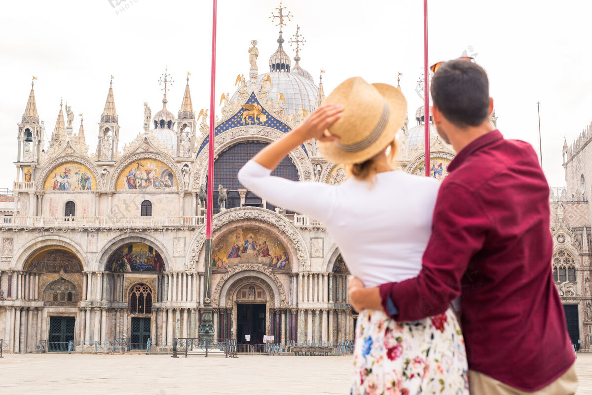 城市年轻夫妇在威尼斯游玩-游客在意大利旅游和观光威尼斯最相关的地标-关于生活方式 旅游 旅游的概念威尼斯威尼斯男人